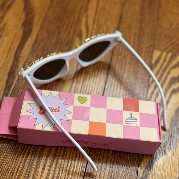 Xo fetti bride sunglasses & temporary tattoos 🕶️ 👰🏻♀️👰 - Picture 7 of 10